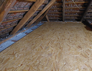 Zateplení stropu zděného rodinného domu pomocí foukané izolace